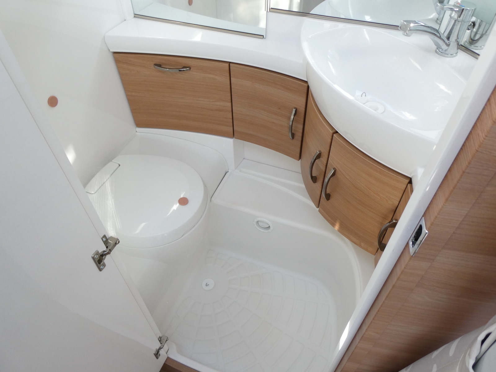 キャンピングカー トレーラー ﾎﾋﾞｰ　515UHKﾃﾞﾗｯｸｽ　家庭用ｴｱｺﾝ　温水ﾎﾞｲﾗｰ