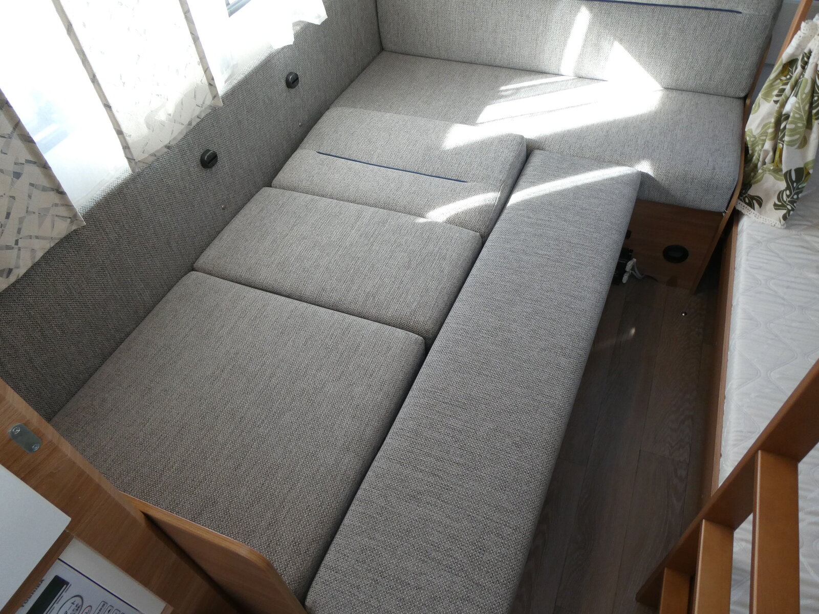 キャンピングカー トレーラー ﾎﾋﾞｰ　515UHKﾃﾞﾗｯｸｽ　家庭用ｴｱｺﾝ　温水ﾎﾞｲﾗｰ