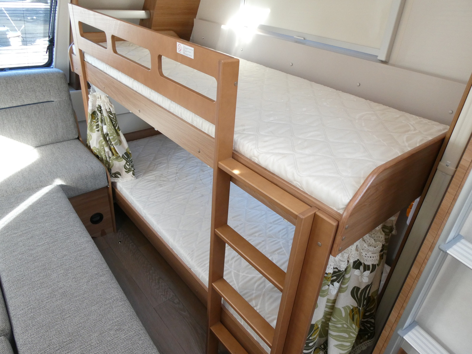 キャンピングカー トレーラー ﾎﾋﾞｰ　515UHKﾃﾞﾗｯｸｽ　家庭用ｴｱｺﾝ　温水ﾎﾞｲﾗｰ