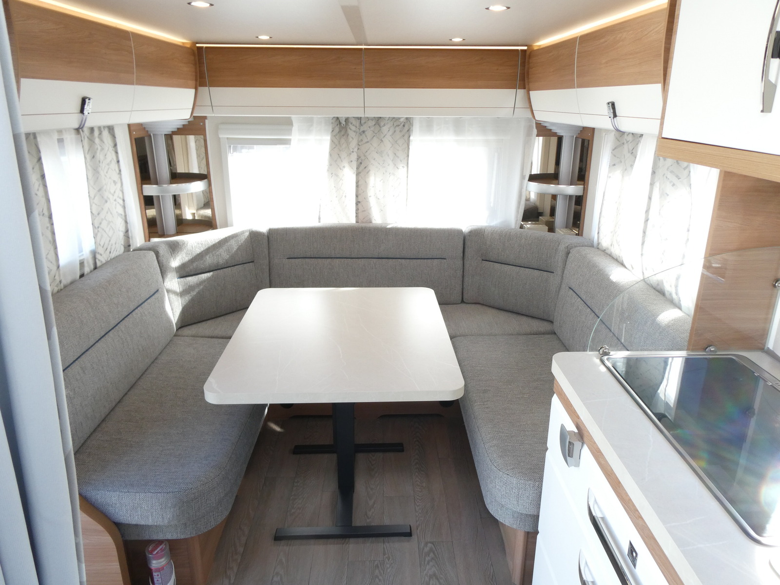 キャンピングカー トレーラー ﾎﾋﾞｰ　515UHKﾃﾞﾗｯｸｽ　家庭用ｴｱｺﾝ　温水ﾎﾞｲﾗｰ