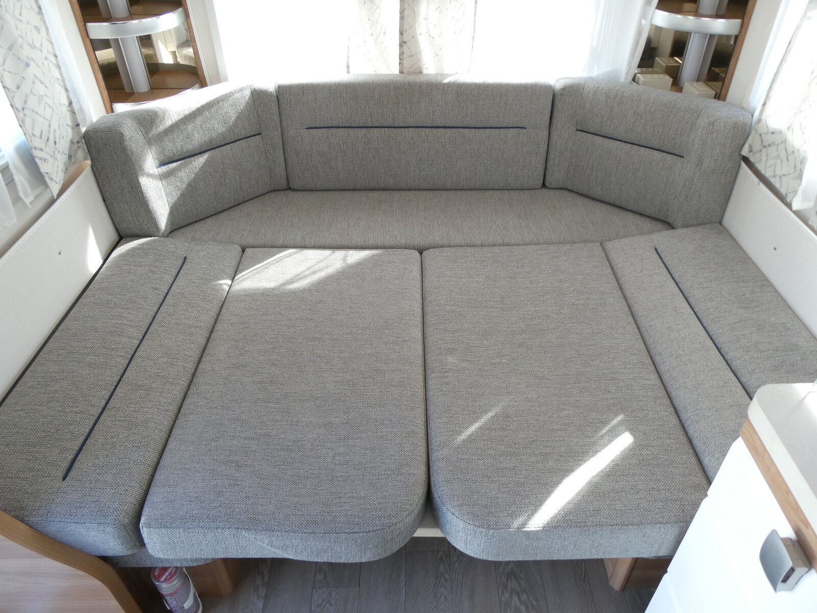 キャンピングカー トレーラー ﾎﾋﾞｰ　515UHKﾃﾞﾗｯｸｽ　家庭用ｴｱｺﾝ　温水ﾎﾞｲﾗｰ