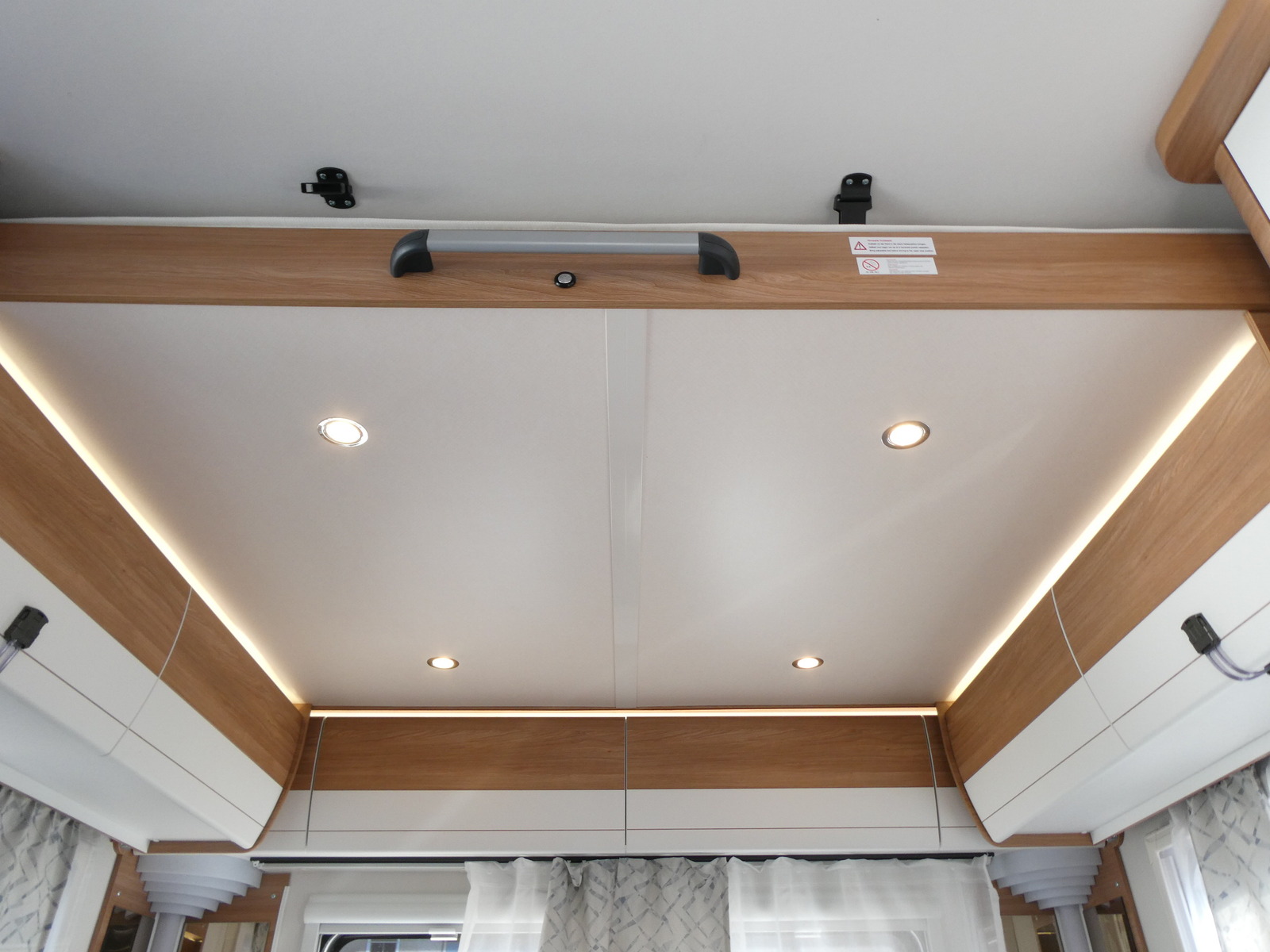 キャンピングカー トレーラー ﾎﾋﾞｰ　515UHKﾃﾞﾗｯｸｽ　家庭用ｴｱｺﾝ　温水ﾎﾞｲﾗｰ