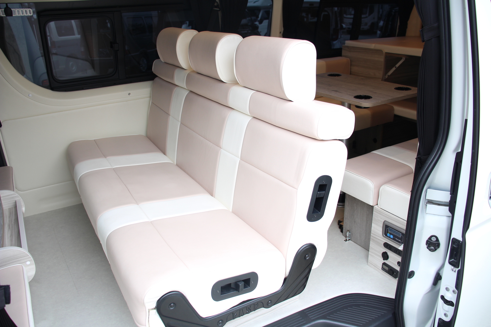 キャンピングカー バンコン ﾊｲｴｰｽ ﾃｨﾋﾟｰ ﾄﾗﾎﾞｲT200SL-R 4WD