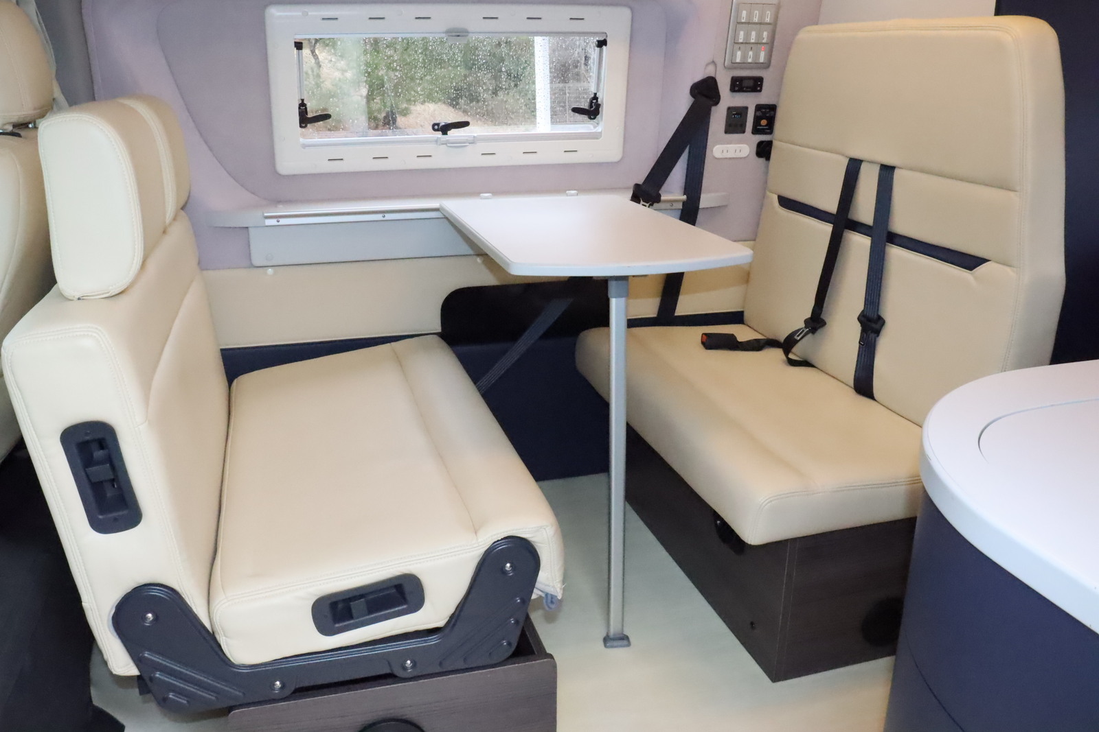 キャンピングカー バンコン ﾊｲｴｰｽ ﾎﾜｲﾄﾊｳｽ ﾀｲﾑﾏｼﾝ 4WD