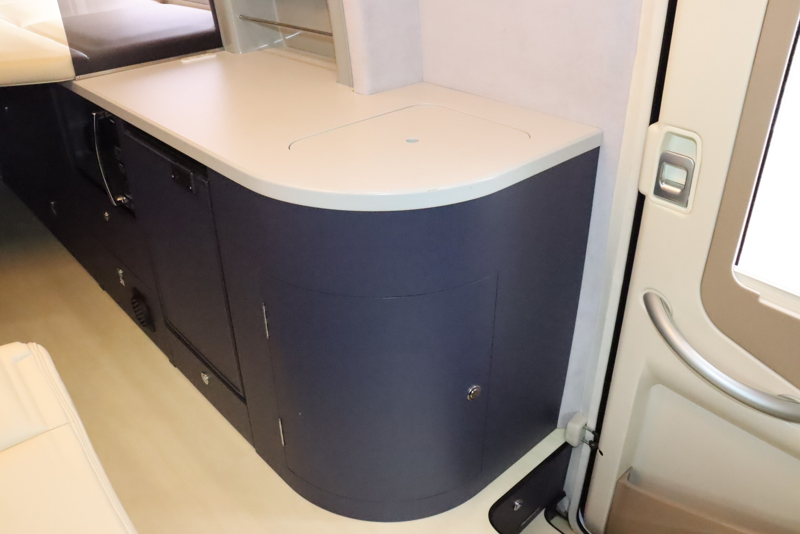 キャンピングカー バンコン ﾊｲｴｰｽ ﾎﾜｲﾄﾊｳｽ ﾀｲﾑﾏｼﾝ 4WD