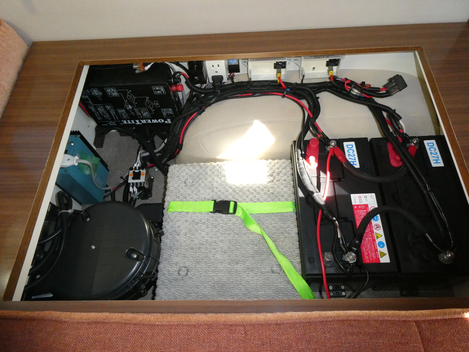 キャンピングカー バンコン LTｷｬﾝﾊﾟｰｽﾞ製　LTｳｫｰｶｰ　FFﾋｰﾀｰ　ｿｰﾗｰ