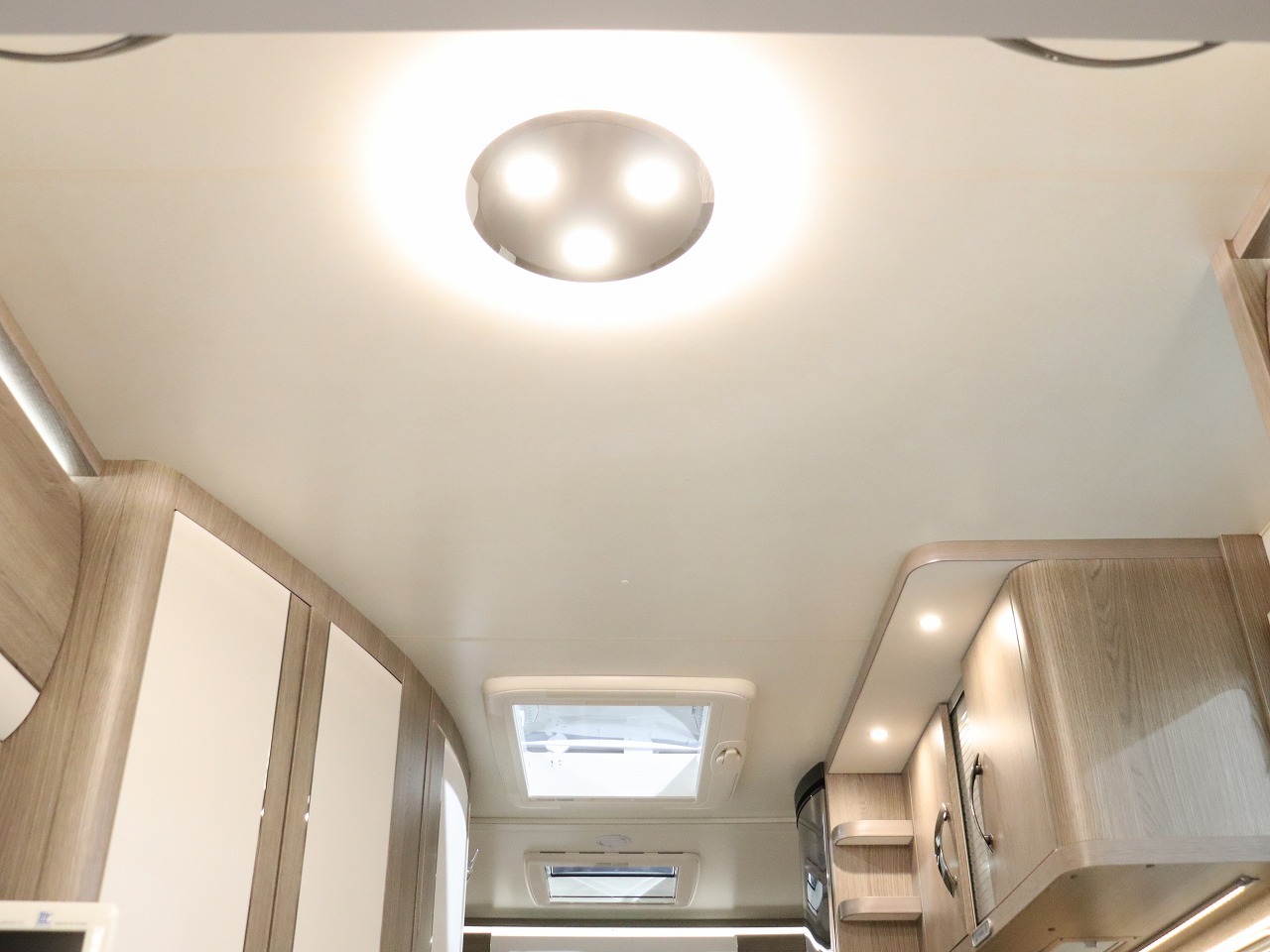 キャンピングカー トレーラー ﾎﾋﾞｰ 495ULﾌﾟﾚｽﾃｰｼﾞ　要牽引免許　家庭用AC