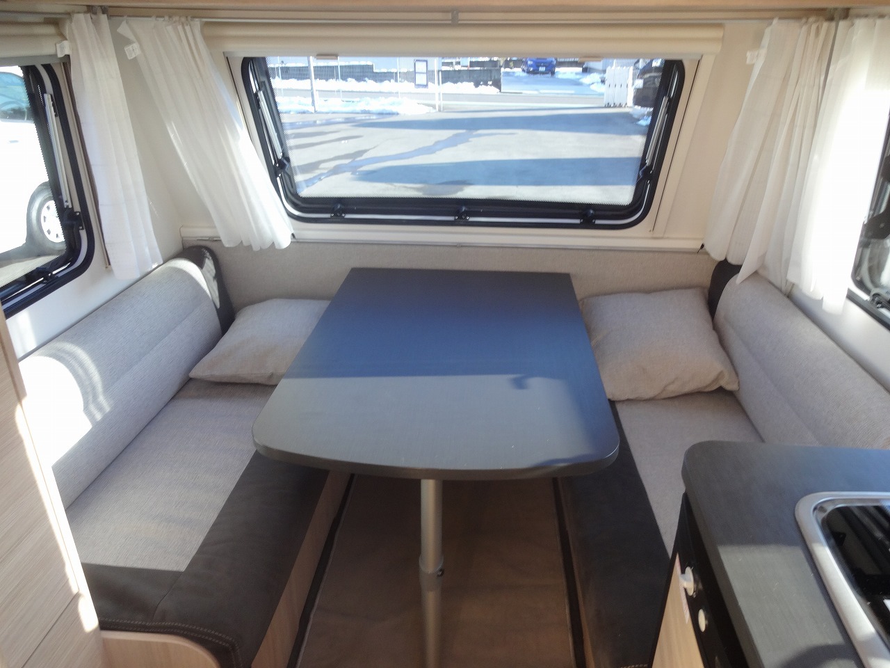 キャンピングカー トレーラー ﾄﾘｶﾞﾉ ｴﾒﾛｰﾄﾞ376VIP　けん引免許不要