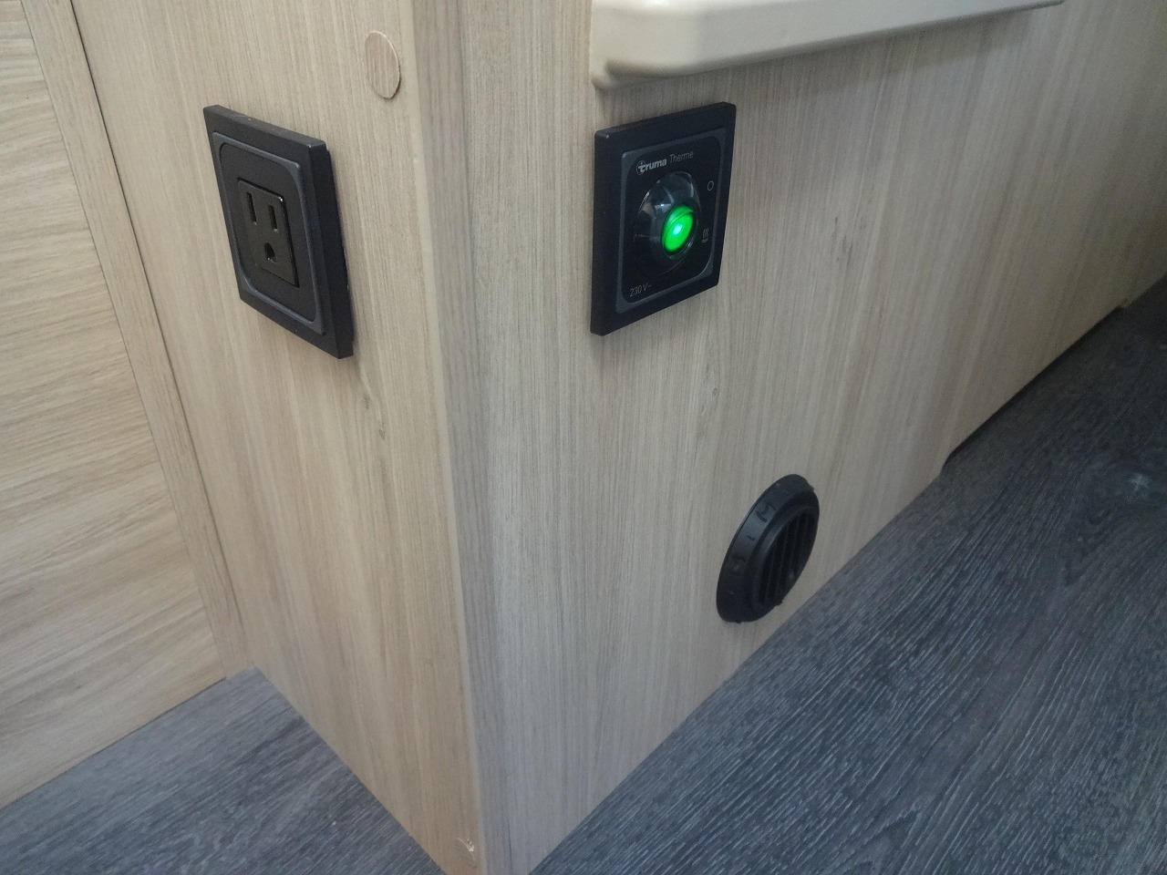 キャンピングカー トレーラー ﾄﾘｶﾞﾉ ｴﾒﾛｰﾄﾞ376VIP　けん引免許不要