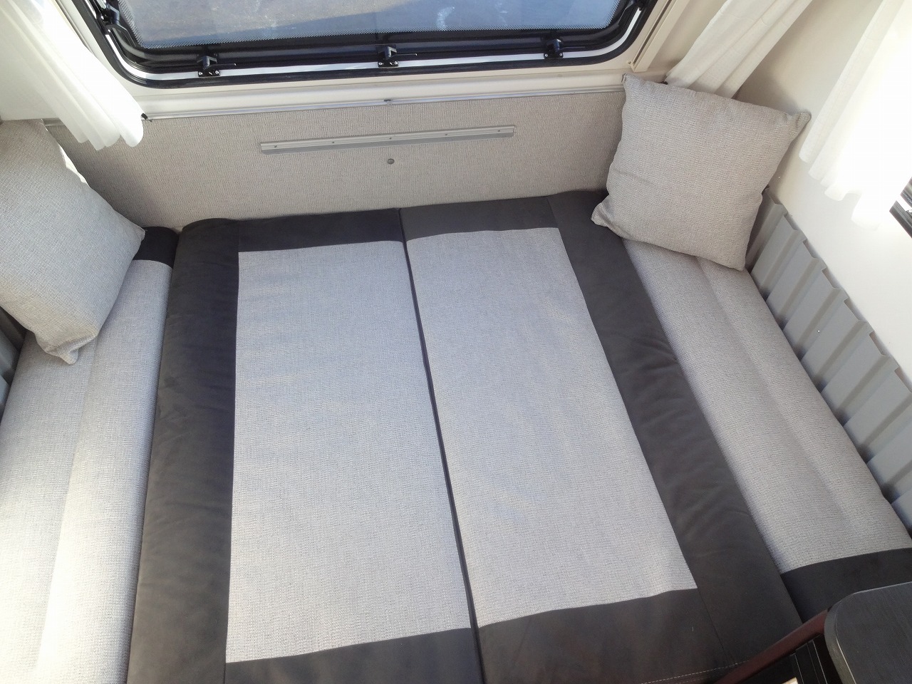 キャンピングカー トレーラー ﾄﾘｶﾞﾉ ｴﾒﾛｰﾄﾞ376VIP　けん引免許不要