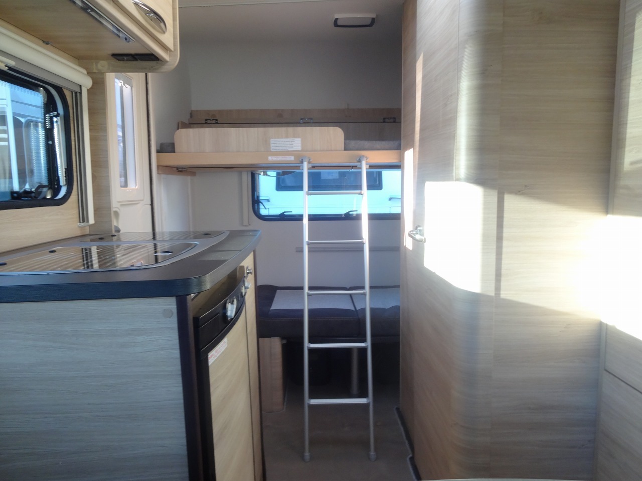 キャンピングカー トレーラー ﾄﾘｶﾞﾉ ｴﾒﾛｰﾄﾞ376VIP　けん引免許不要