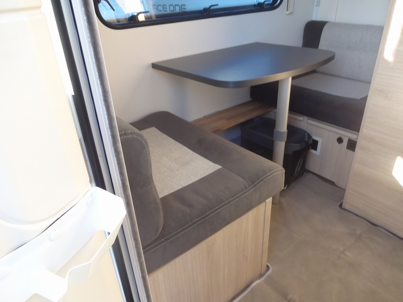 キャンピングカー トレーラー ﾄﾘｶﾞﾉ ｴﾒﾛｰﾄﾞ376VIP　けん引免許不要