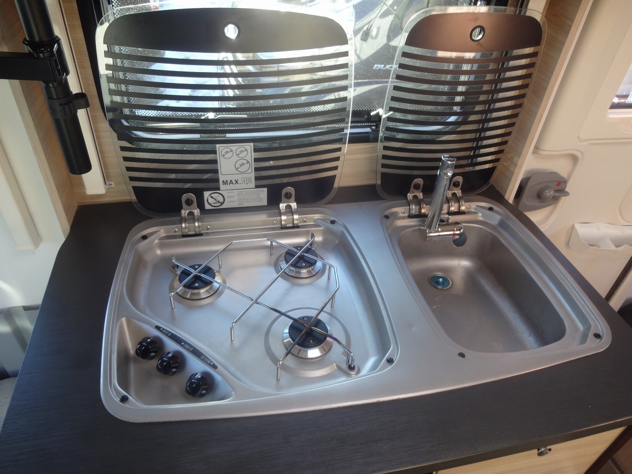 キャンピングカー トレーラー ﾄﾘｶﾞﾉ ｴﾒﾛｰﾄﾞ376VIP　けん引免許不要