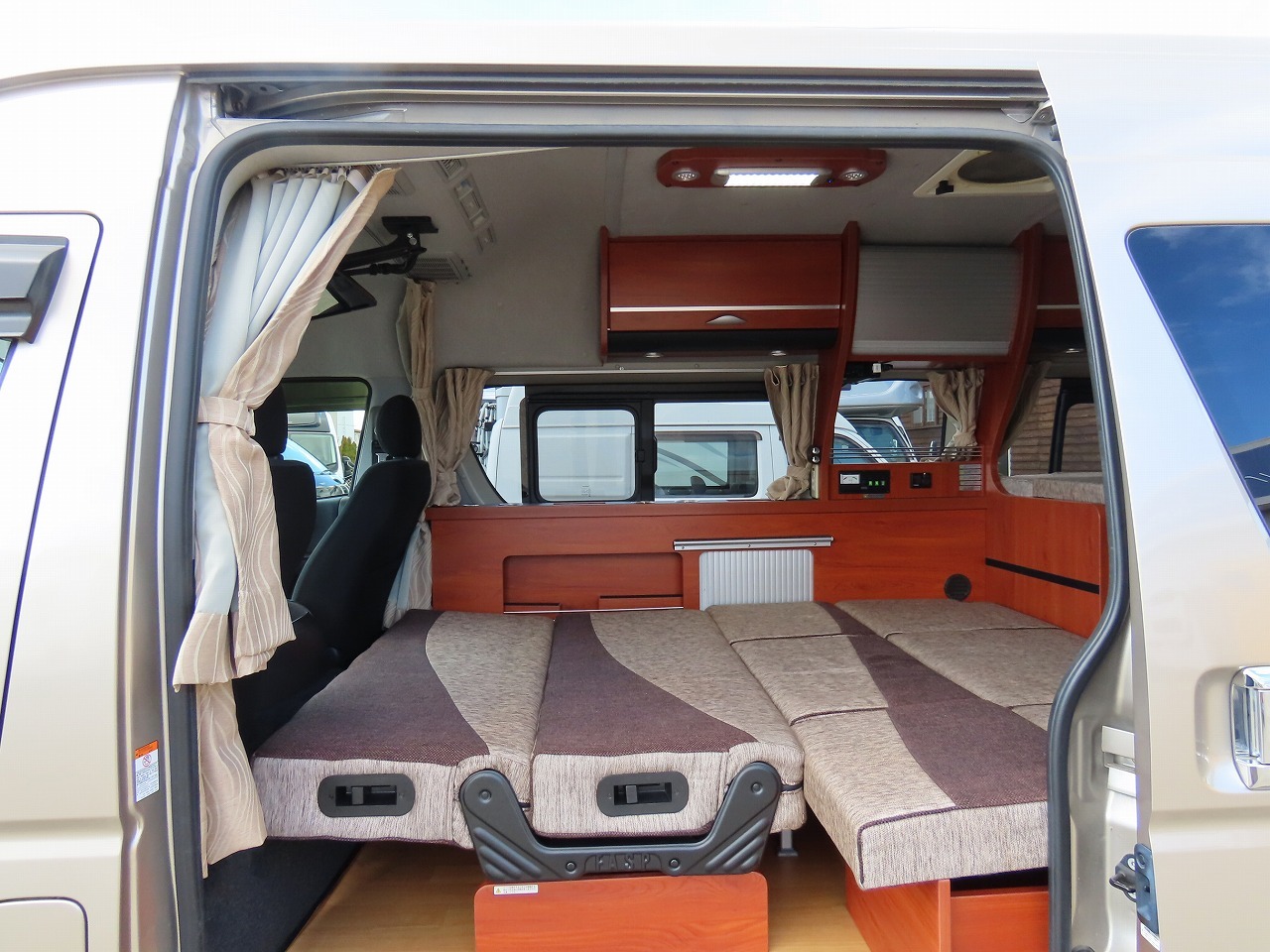 キャンピングカー バンコン ﾊｲｴｰｽ ﾅｯﾂRV ﾘｰｸ 4WD