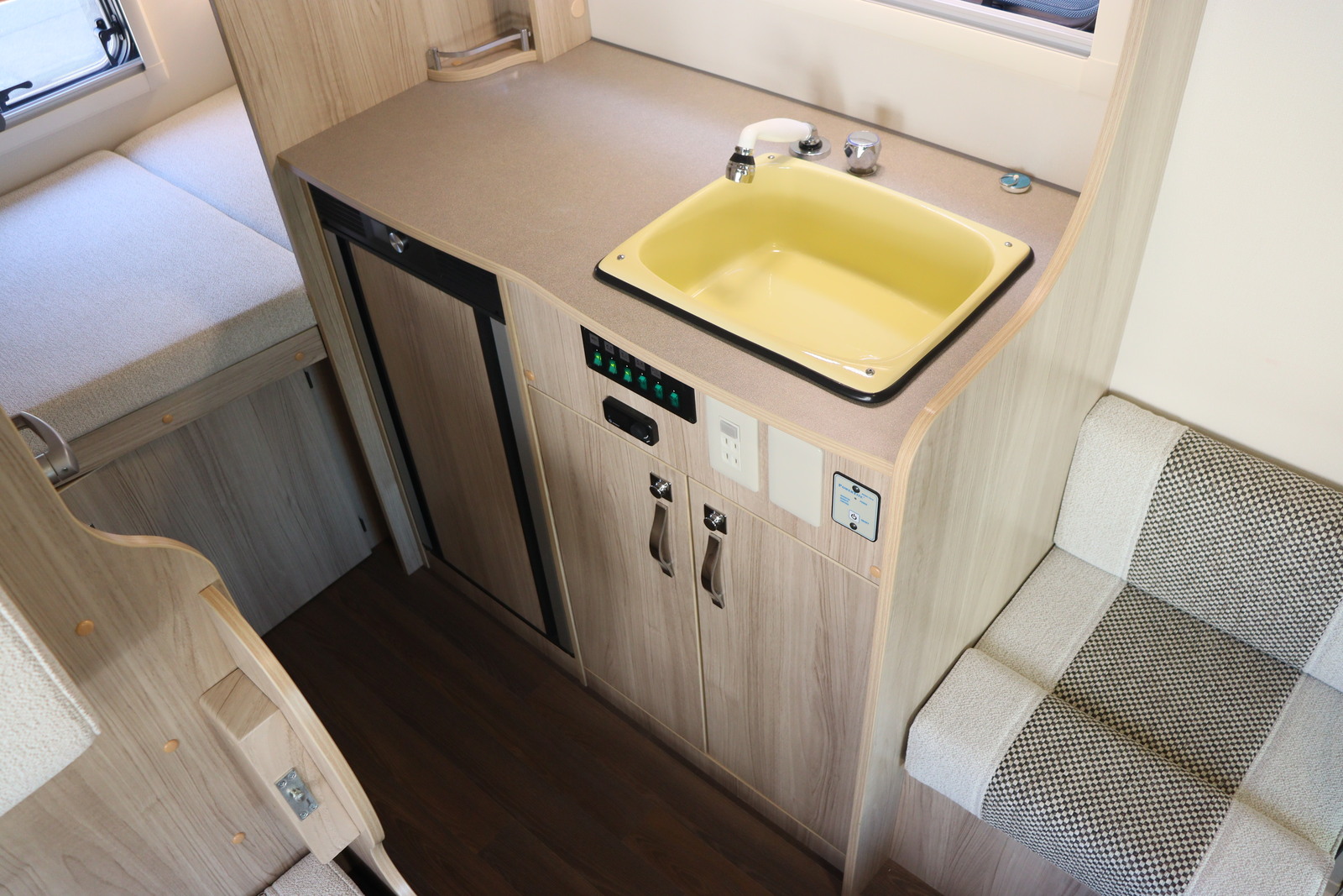 キャンピングカー キャブコン ｶﾑﾛｰﾄﾞ ﾅｯﾂRV ｸﾚｿﾝｼﾞｬｰﾆｰW Li