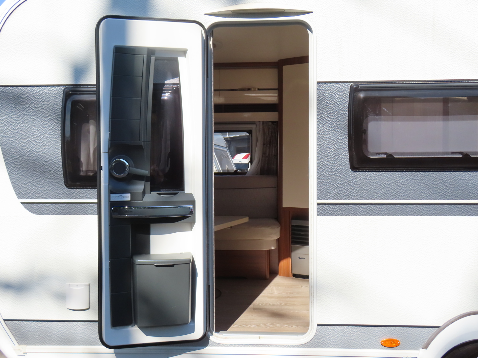 キャンピングカー トレーラー ﾎﾋﾞｰ 495UL　家庭用ｴｱｺﾝ
