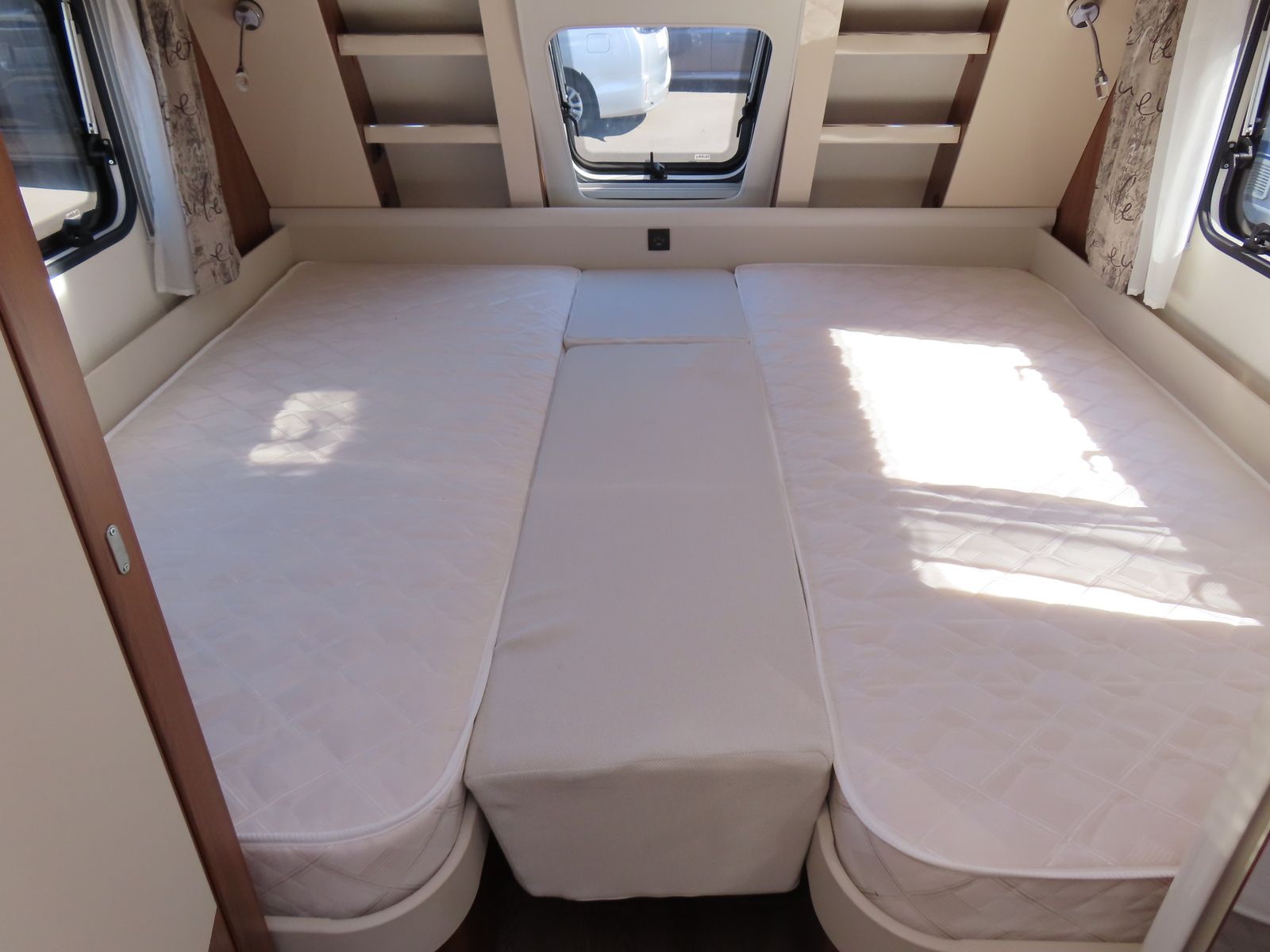 キャンピングカー トレーラー ﾎﾋﾞｰ 495UL　家庭用ｴｱｺﾝ