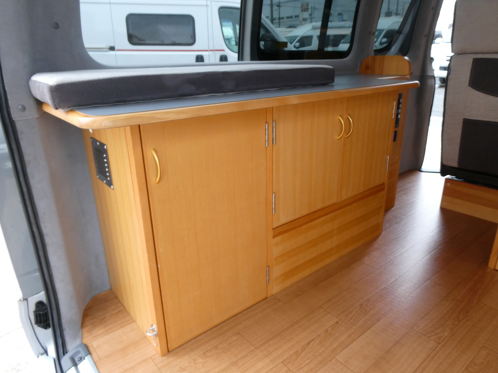 キャンピングカー バンコン AtoZ　ｱﾒﾘｱ　ﾏｯｸｽﾌｧﾝ　外部充電　寒冷地仕様