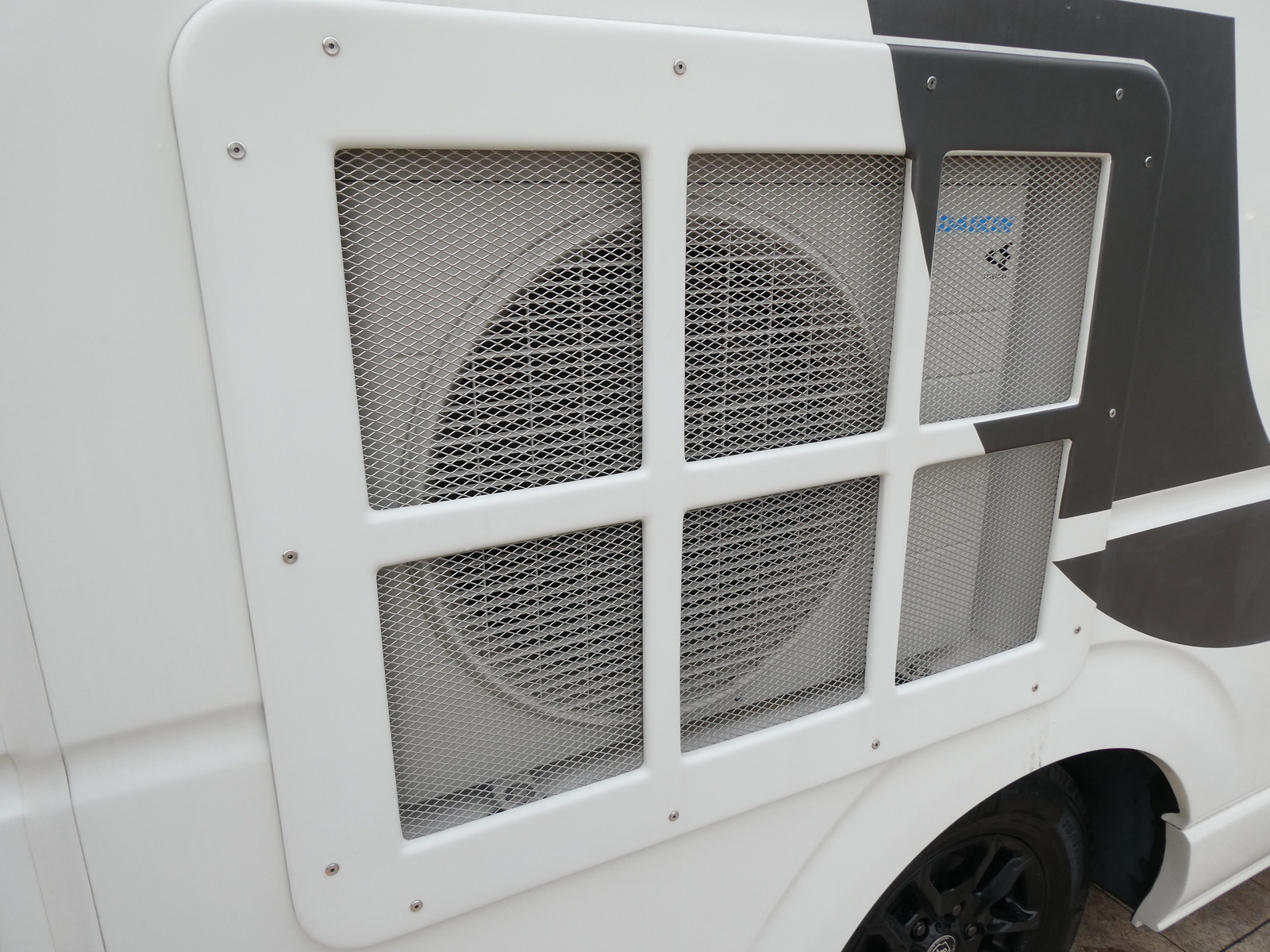 キャンピングカー キャブコン ﾌｧﾝﾙｰﾁｪ　ｳﾗﾙｴｲｼﾞｱ　家ｴｱｺﾝ　ｿｰﾗｰ　FF