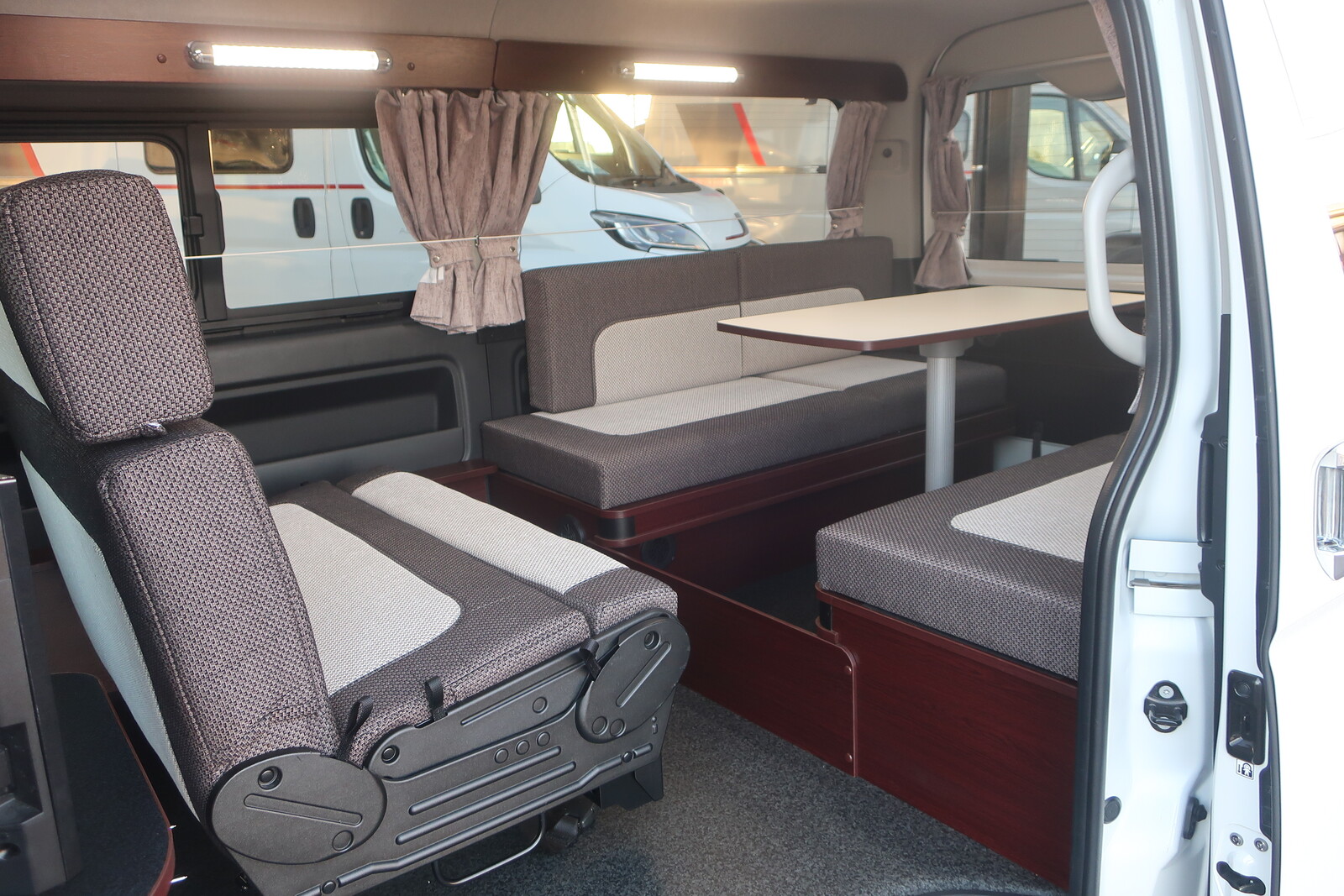 キャンピングカー バンコン ﾊｲｴｰｽ ﾅｯﾂRV ﾌｧﾐﾓ ﾀｲﾌﾟA