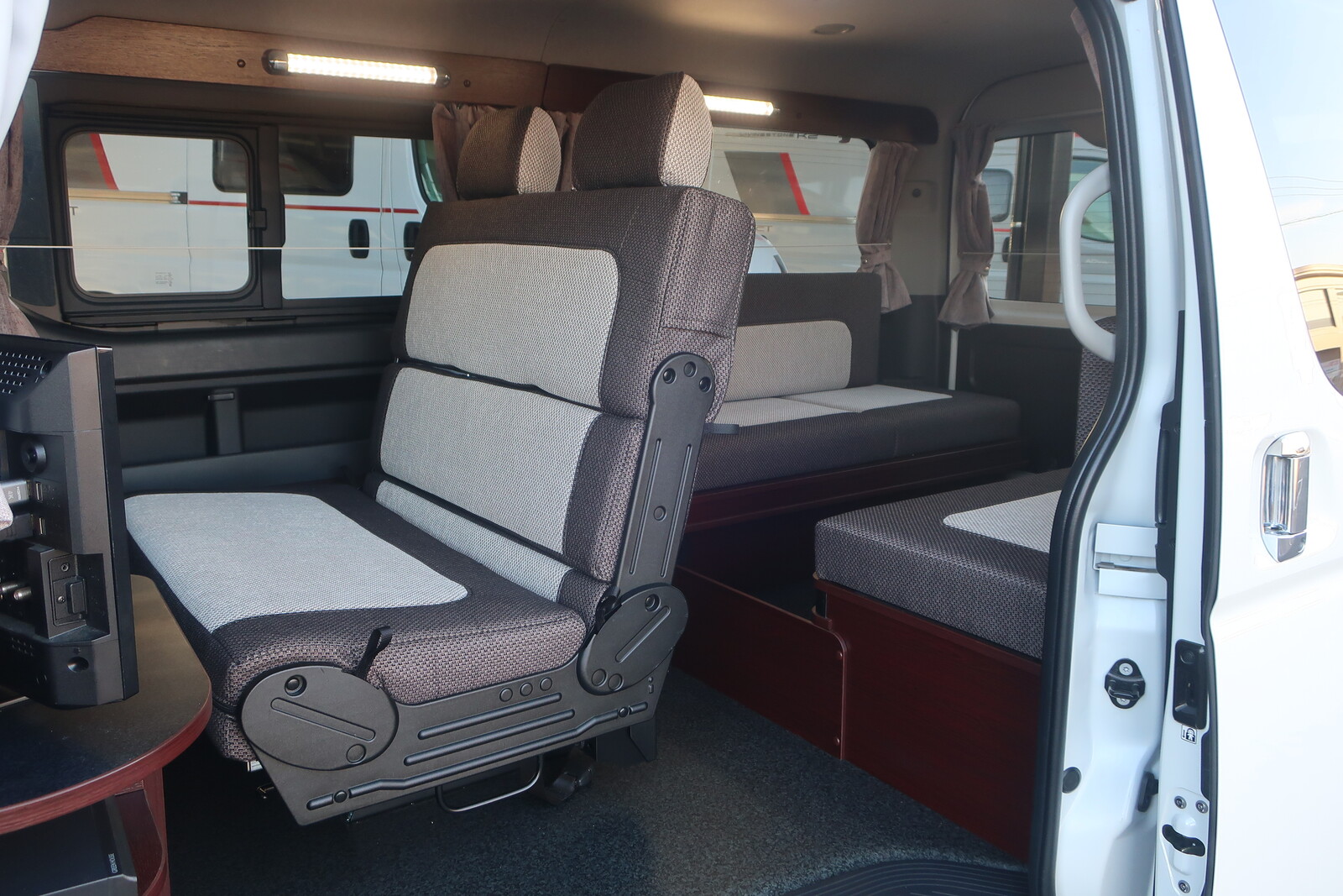 キャンピングカー バンコン ﾊｲｴｰｽ ﾅｯﾂRV ﾌｧﾐﾓ ﾀｲﾌﾟA