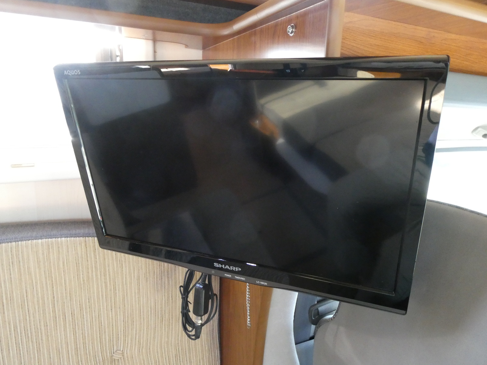 キャンピングカー キャブコン ﾊﾞﾝﾃｯｸ　ｼﾞﾙ520　家AC　FF　ｶﾞｽ式温水ﾎﾞｲﾗｰ