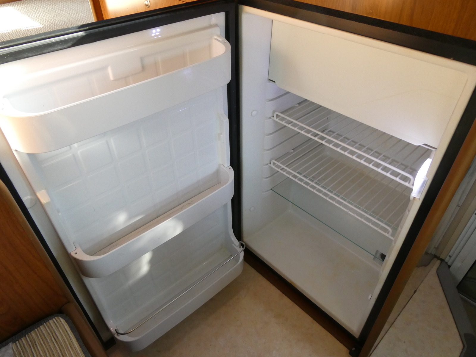 キャンピングカー キャブコン ﾊﾞﾝﾃｯｸ　ｼﾞﾙ520　家AC　FF　ｶﾞｽ式温水ﾎﾞｲﾗｰ