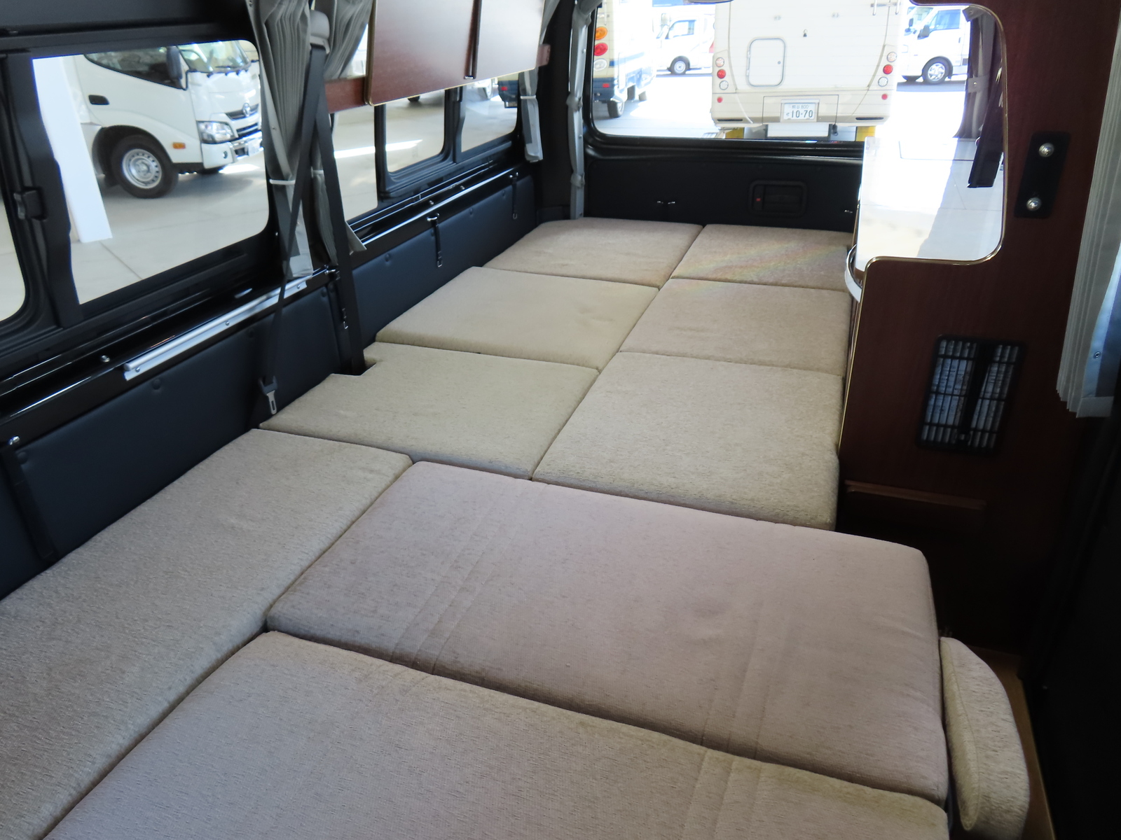 キャンピングカー バンコン ﾊｲｴｰｽ ﾘﾝｴｲ ﾊﾞｶﾝﾁｪｽMOMO　ﾃﾞｨｰｾﾞﾙ