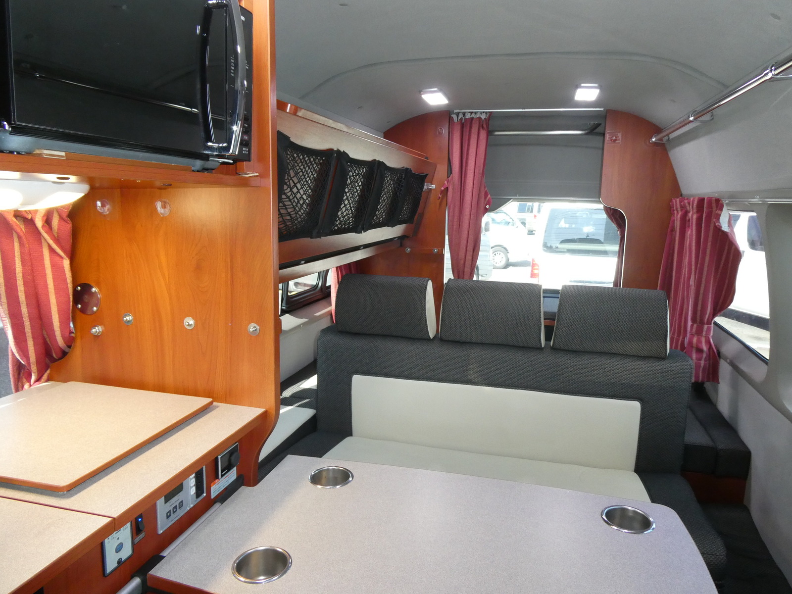 キャンピングカー バンコン ﾅｯﾂRV　ﾗﾃﾞｨｯｼｭ　4WD　FF　ﾘﾁｳﾑBT