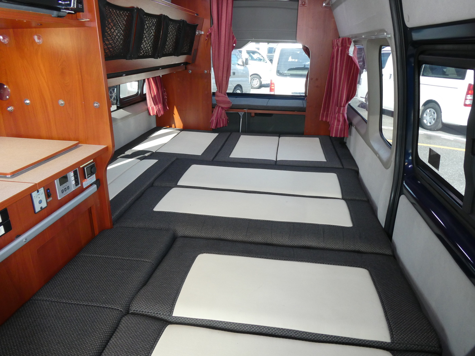 キャンピングカー バンコン ﾅｯﾂRV　ﾗﾃﾞｨｯｼｭ　4WD　FF　ﾘﾁｳﾑBT