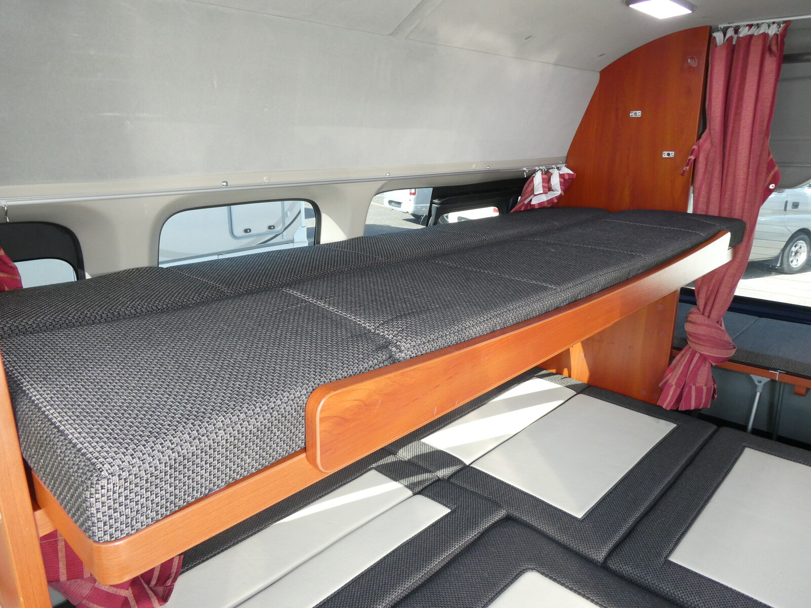 キャンピングカー バンコン ﾅｯﾂRV　ﾗﾃﾞｨｯｼｭ　4WD　FF　ﾘﾁｳﾑBT