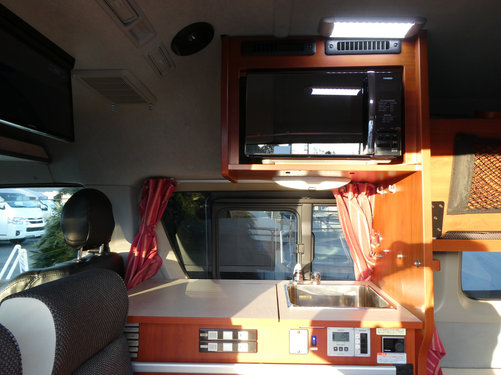 キャンピングカー バンコン ﾅｯﾂRV　ﾗﾃﾞｨｯｼｭ　4WD　FF　ﾘﾁｳﾑBT