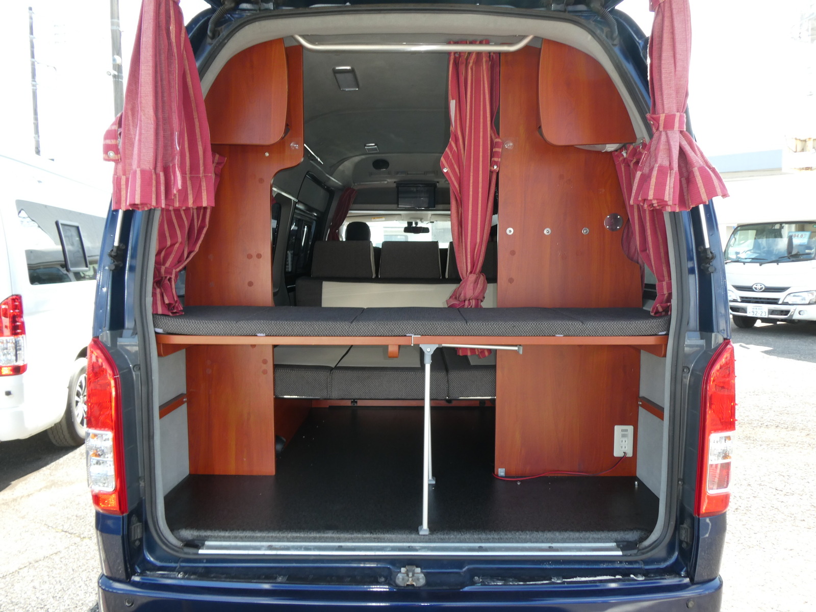 キャンピングカー バンコン ﾅｯﾂRV　ﾗﾃﾞｨｯｼｭ　4WD　FF　ﾘﾁｳﾑBT