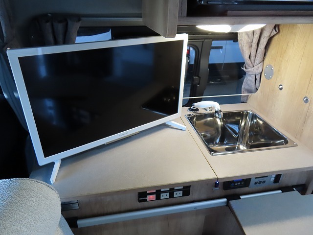 キャンピングカー バンコン ﾊｲｴｰｽ ﾅｯﾂRV ﾗﾃﾞｨｯｼｭ 4WD