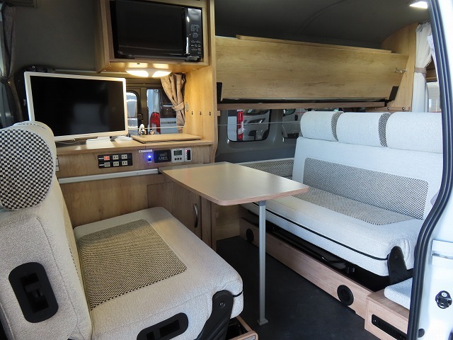 キャンピングカー バンコン ﾊｲｴｰｽ ﾅｯﾂRV ﾗﾃﾞｨｯｼｭ 4WD