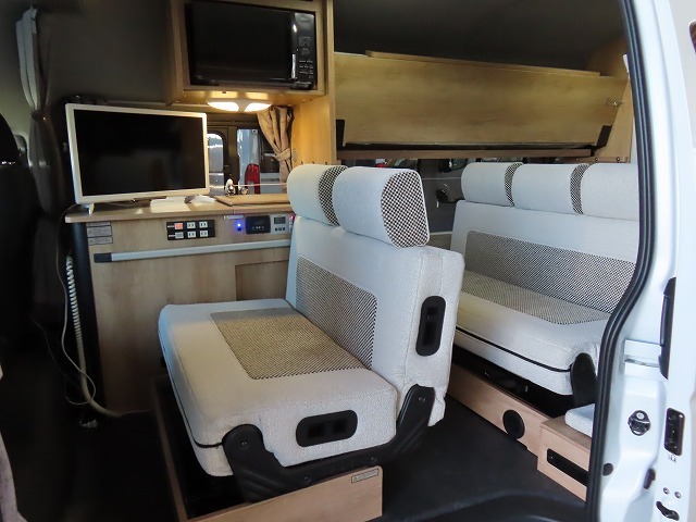 キャンピングカー バンコン ﾊｲｴｰｽ ﾅｯﾂRV ﾗﾃﾞｨｯｼｭ 4WD