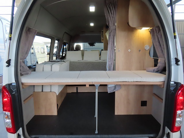 キャンピングカー バンコン ﾊｲｴｰｽ ﾅｯﾂRV ﾗﾃﾞｨｯｼｭ 4WD