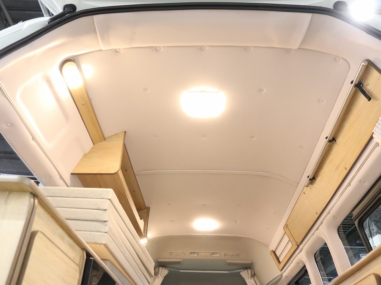 キャンピングカー バンコン ﾊｲｴｰｽ FOCS ﾘﾍﾞﾙﾀ 4WD　FF　DT