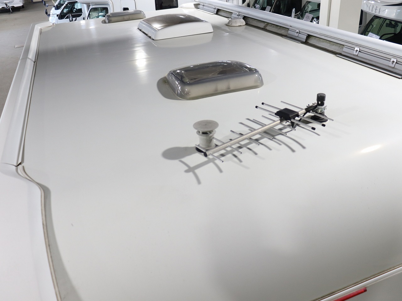 キャンピングカー トレーラー ﾎﾋﾞｰ 545KMF　ｶﾞｽFF　家庭用ｴｱｺﾝ　2段ﾍﾞｯﾄﾞ
