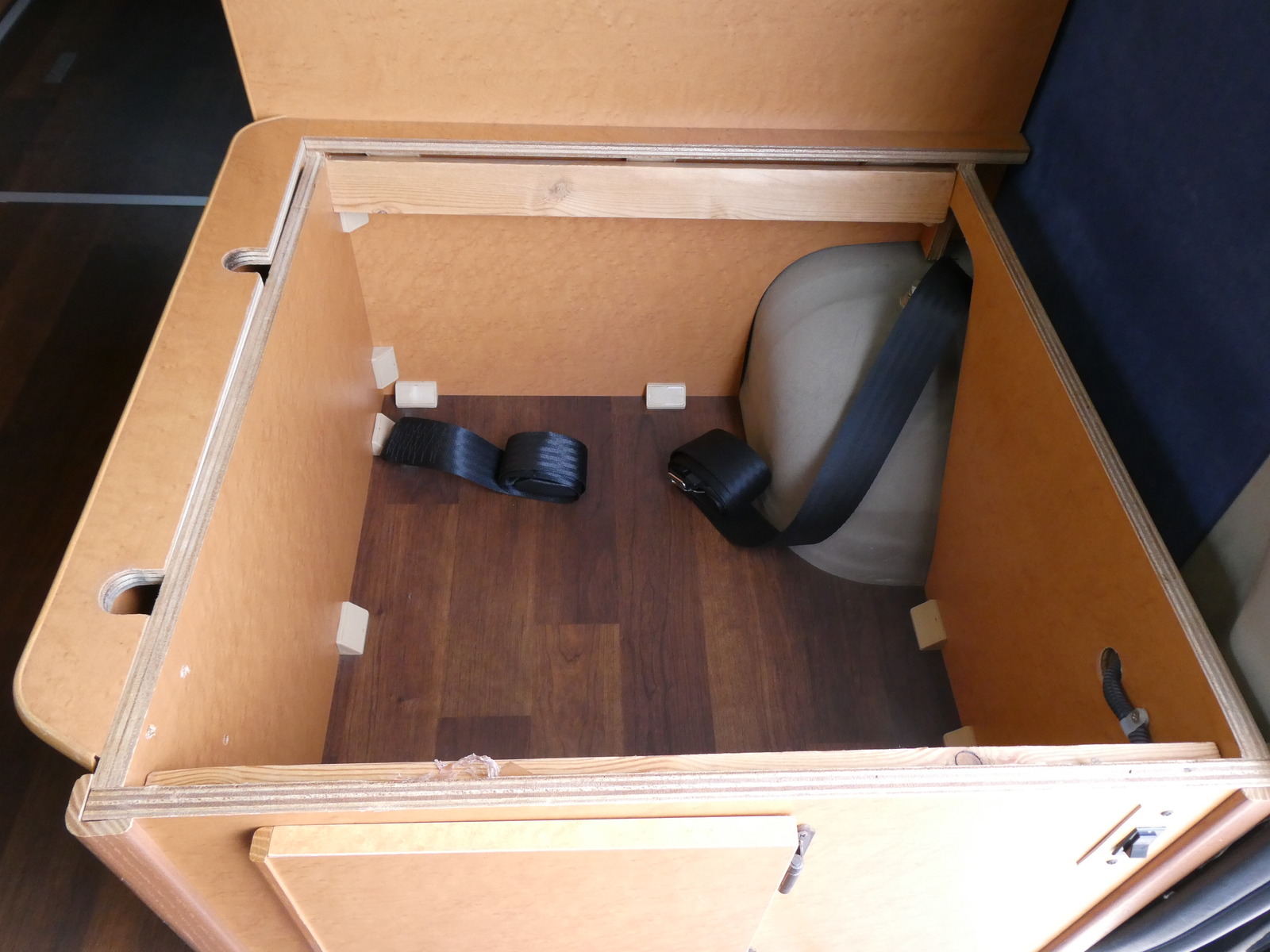 キャンピングカー バンコン OMC　ﾂｱｰｽﾞﾜｲﾄﾞ　走行充電　外部電源