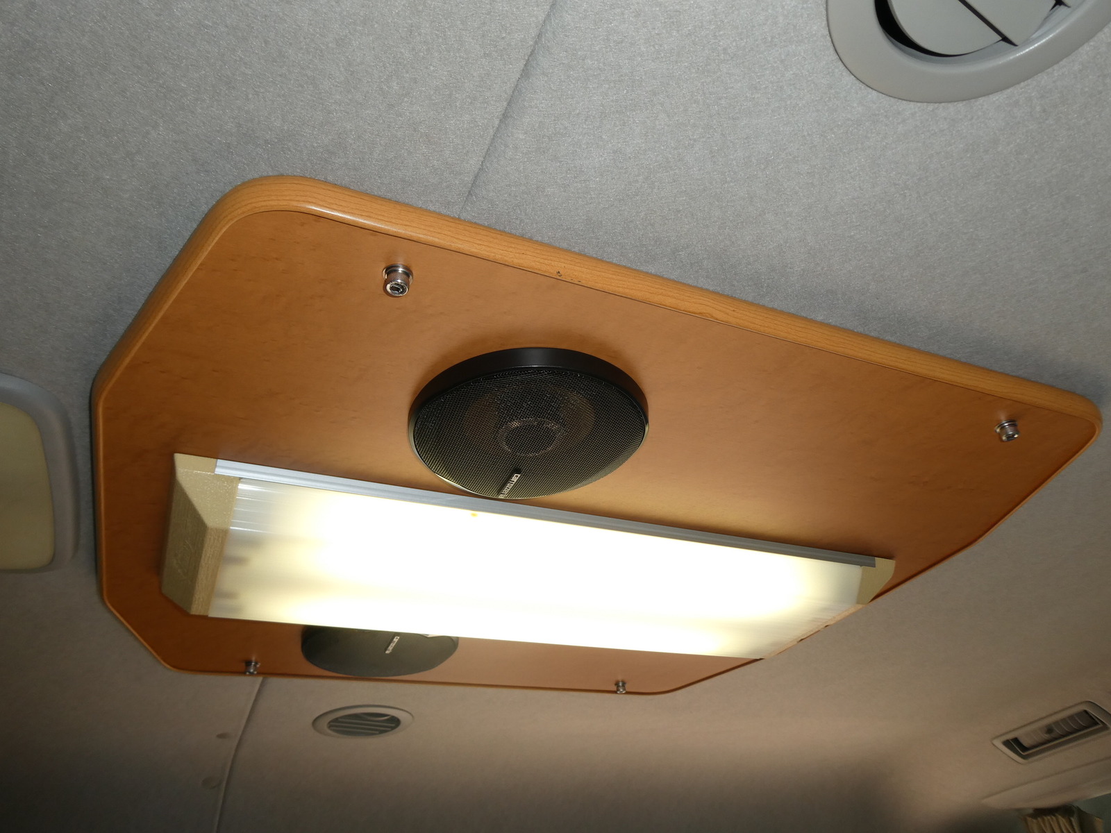 キャンピングカー バンコン OMC　ﾂｱｰｽﾞﾜｲﾄﾞ　走行充電　外部電源