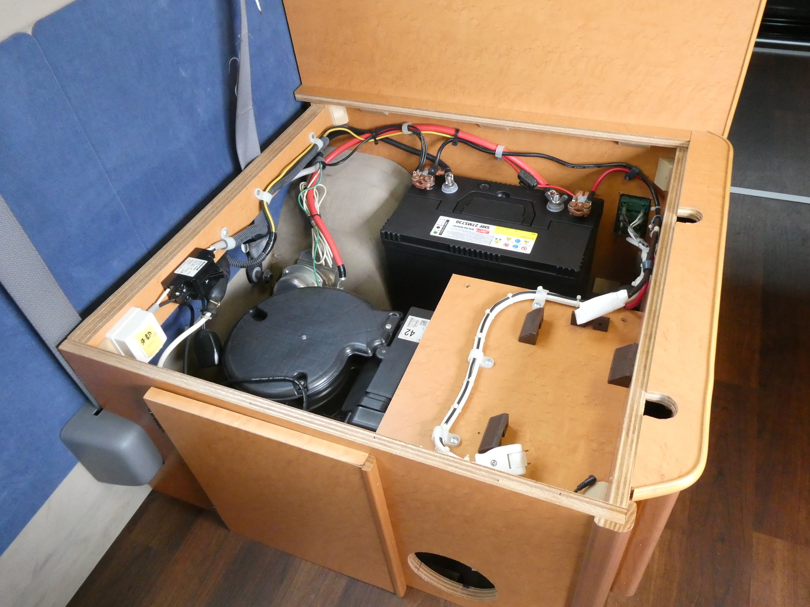 キャンピングカー バンコン OMC　ﾂｱｰｽﾞﾜｲﾄﾞ　走行充電　外部電源