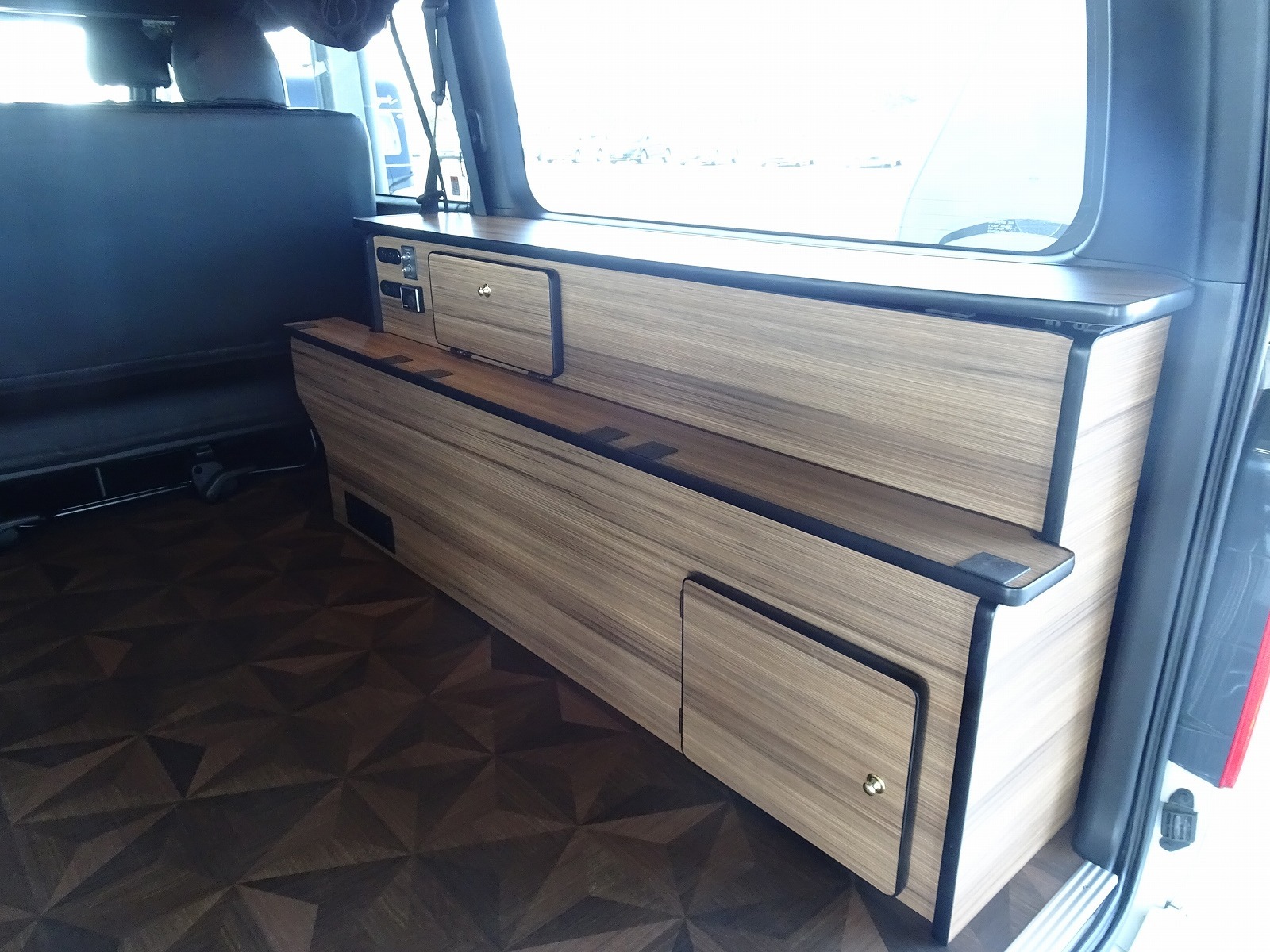 キャンピングカー バンコン ﾊｲｴｰｽ ｶｰﾗｲﾌｵｰﾄ製ｵﾘｼﾞﾅﾙ ﾘﾁｳﾑ 4WD