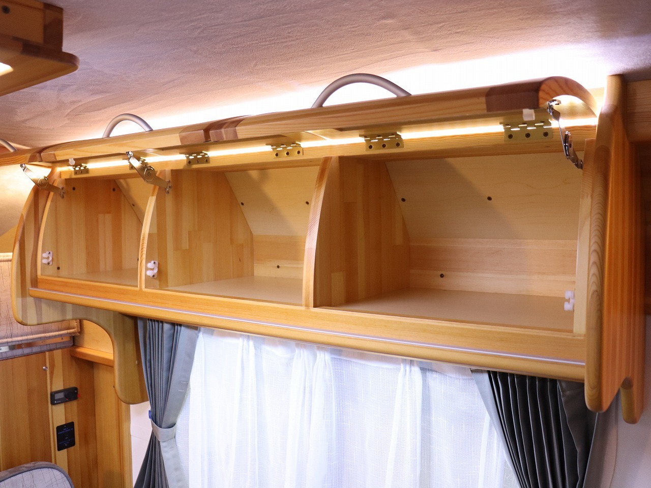 キャンピングカー キャブコン ﾀｳﾝｴｰｽ AtoZ ｱﾚﾝ 4WD　FF　ｲﾝﾊﾞｰﾀｰ