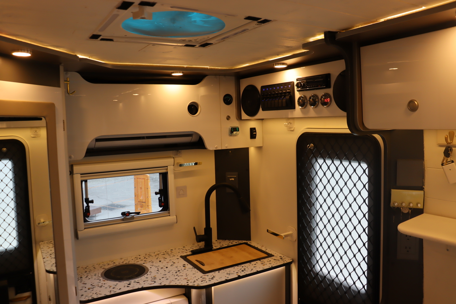 キャンピングカー キャブコン ﾀｳﾝｴｰｽ ｻﾝﾃﾞｲRV ｻﾝﾃﾞｲﾐﾄﾞﾙ