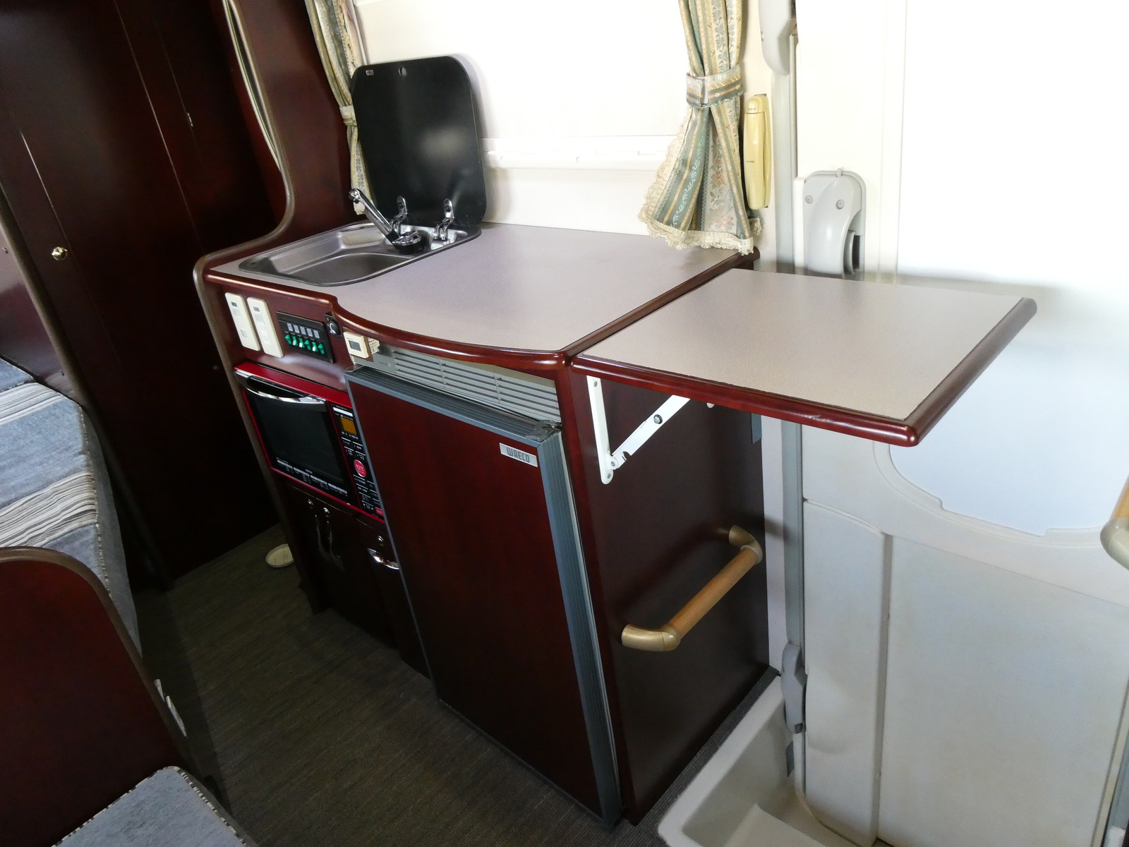 キャンピングカー キャブコン ﾅｯﾂRV　ｽﾃｨﾝｸﾞﾚｲ　窓ｸｰﾗｰ　ｿｰﾗｰﾊﾟﾈﾙ　FF