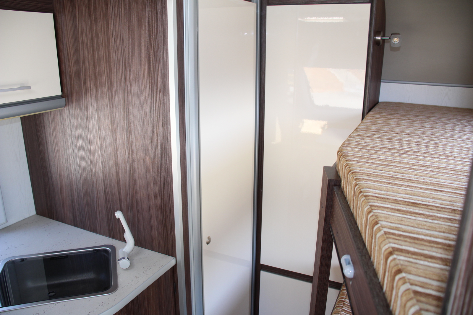 キャンピングカー トレーラー ｴｰｽｷｬﾗﾊﾞﾝ ｴｰｽ330DL家庭用ｴｱｺﾝ ﾘﾁｳﾑ