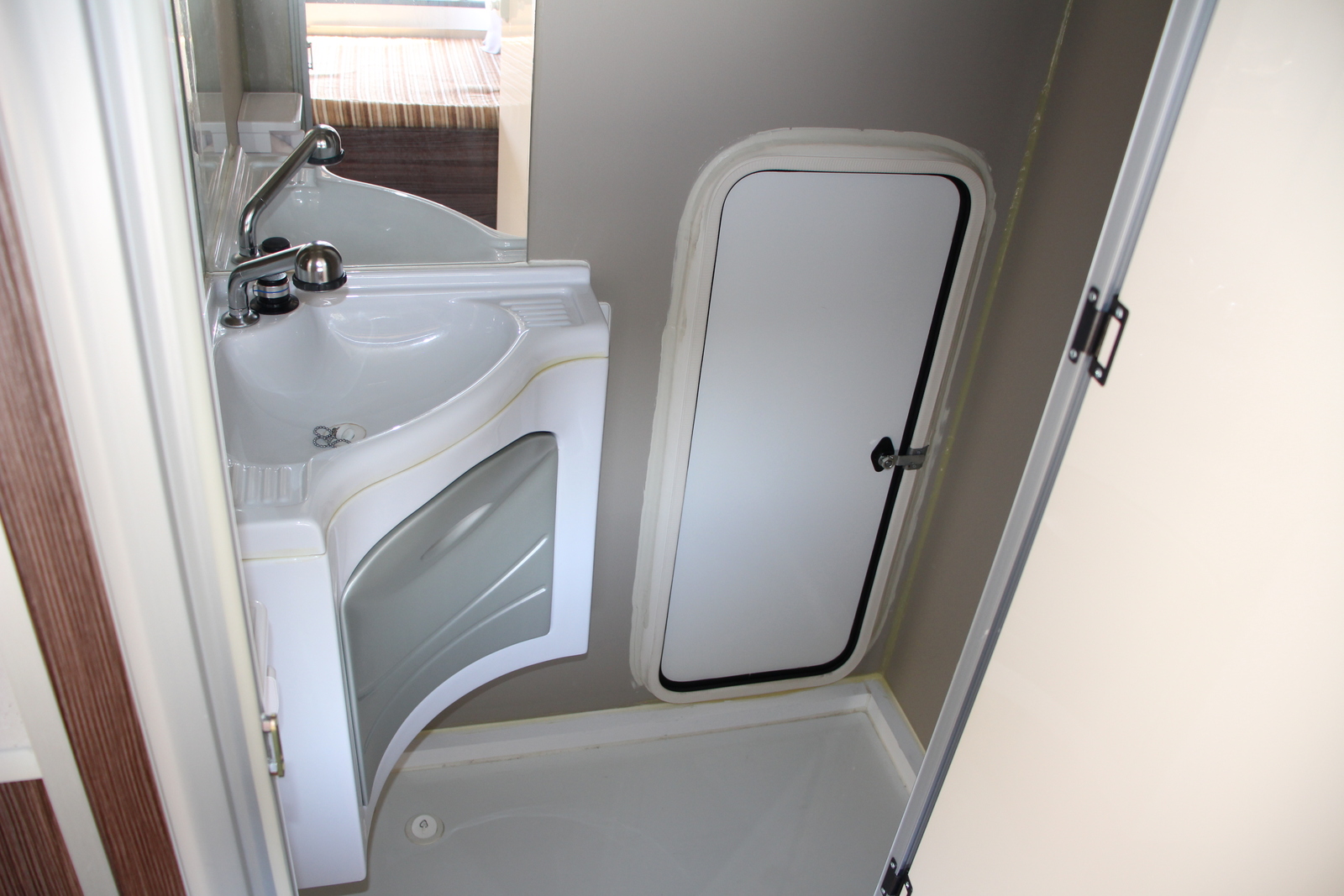 キャンピングカー トレーラー ｴｰｽｷｬﾗﾊﾞﾝ ｴｰｽ330DL家庭用ｴｱｺﾝ ﾘﾁｳﾑ