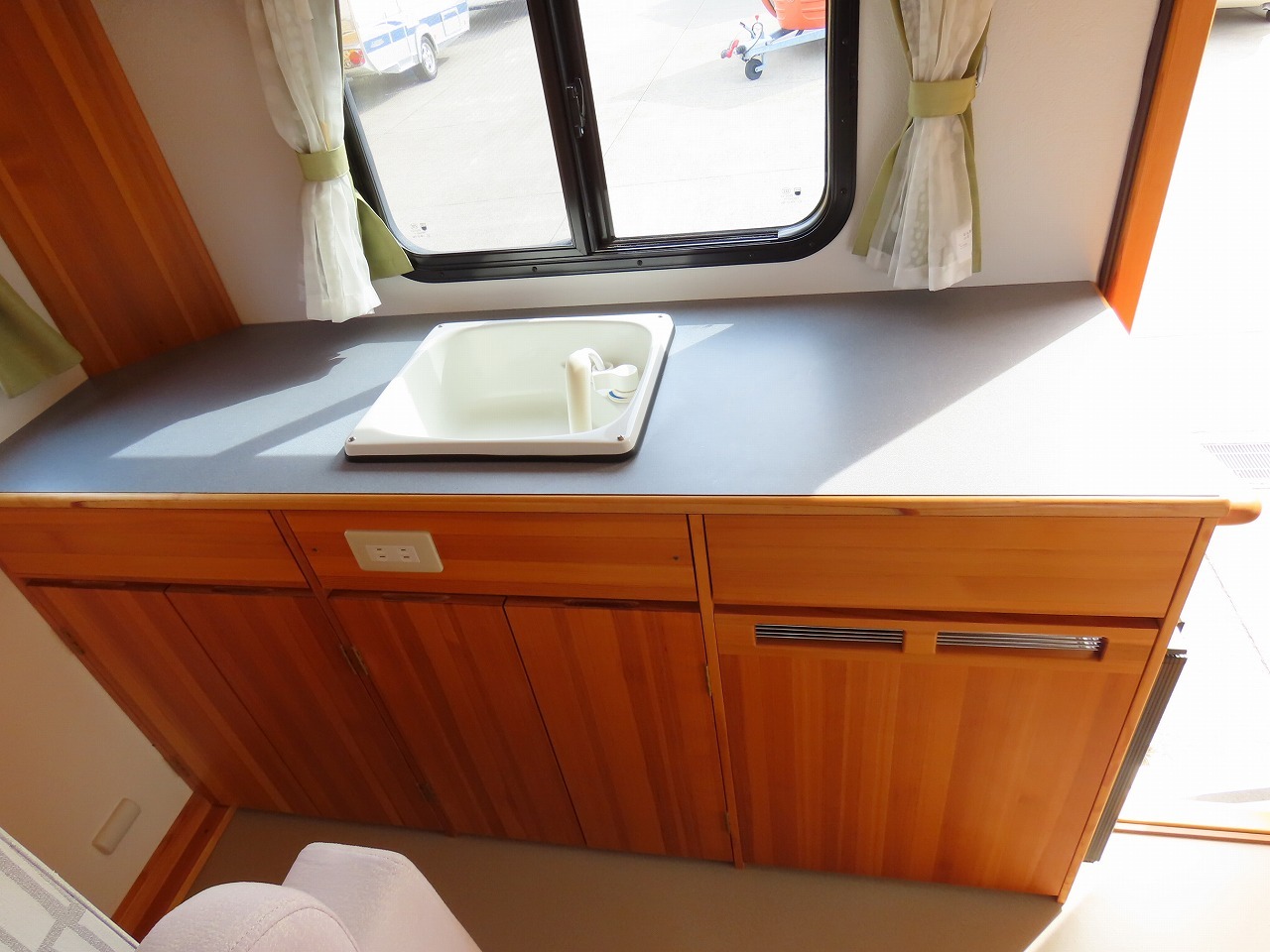 キャンピングカー キャブコン ﾎﾞﾝｺﾞ AtoZ製　ｱﾐﾃｨ　ﾎﾞｽｺ