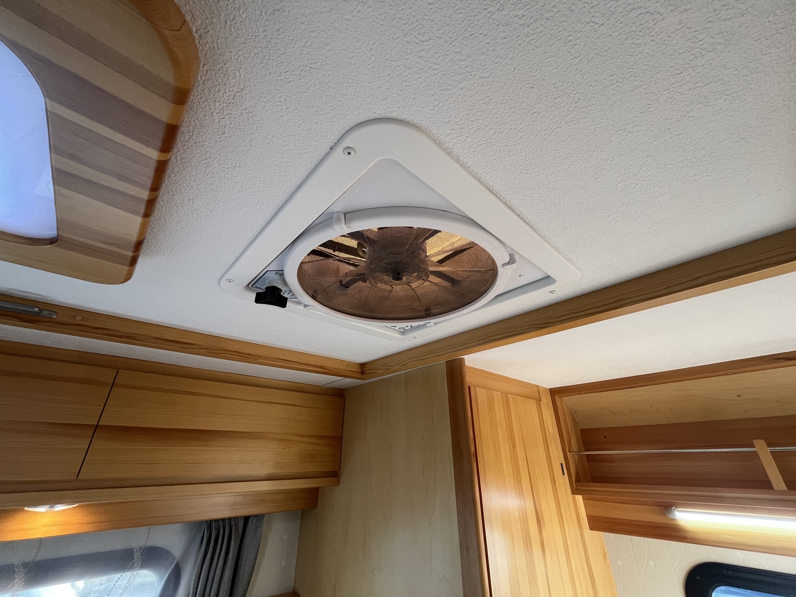 キャンピングカー キャブコン AtoZ ｱﾐﾃｨLE 銀花 ｸｰﾗｰ 4WD 1ｵｰﾅｰ